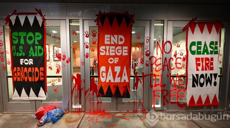 Protestocular kendilerini San Francisco federal binasının dışına zincirledi
