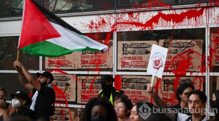 Protestocular kendilerini San Francisco federal binasının dışına zincirledi

