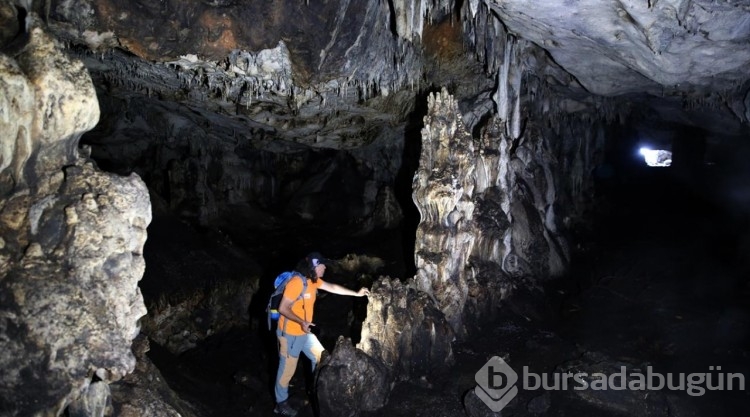 Dağcılar Beyşehir Gölü'nün "ada mağarası"na ulaşmak için bir saat kürek çekiyor
