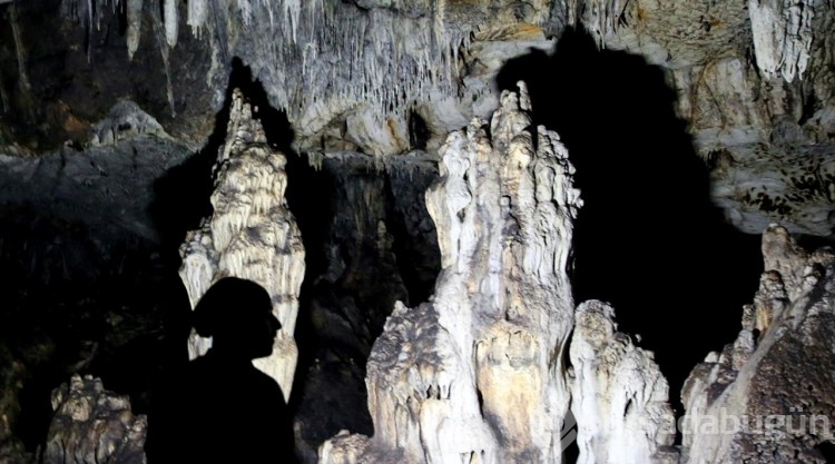 Dağcılar Beyşehir Gölü'nün "ada mağarası"na ulaşmak için bir saat kürek çekiyor
