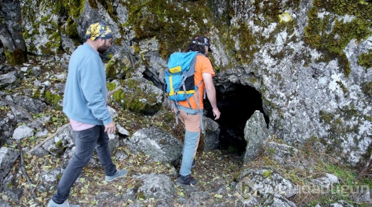 Dağcılar Beyşehir Gölü'nün "ada mağarası"na ulaşmak için bir saat kürek çekiyor
