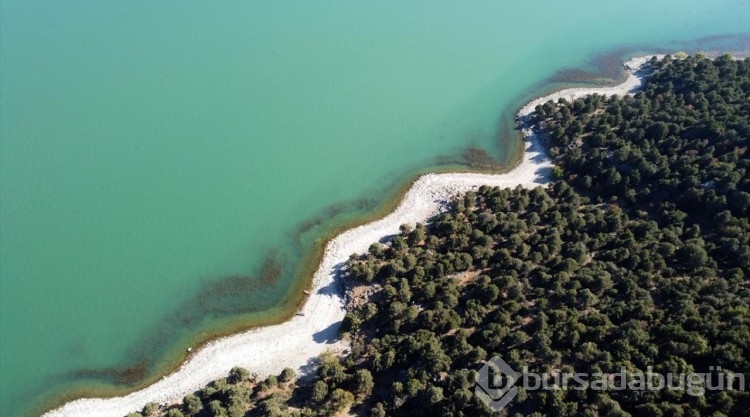 Dağcılar Beyşehir Gölü'nün "ada mağarası"na ulaşmak için bir saat kürek çekiyor
