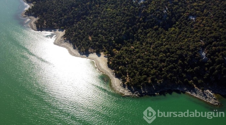 Dağcılar Beyşehir Gölü'nün "ada mağarası"na ulaşmak için bir saat kürek çekiyor
