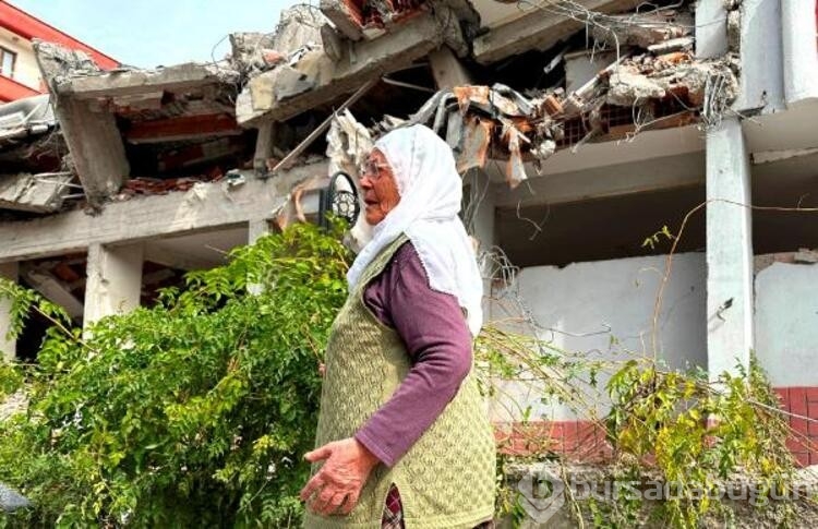 4 yıl sonra ameliyatla gözleri açılan kadın: Malatya'da enkazları görünce içim parçalandı
