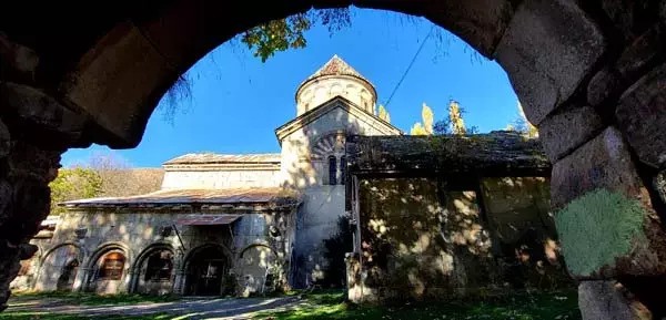 Taş Cami zamana meydan okuyor