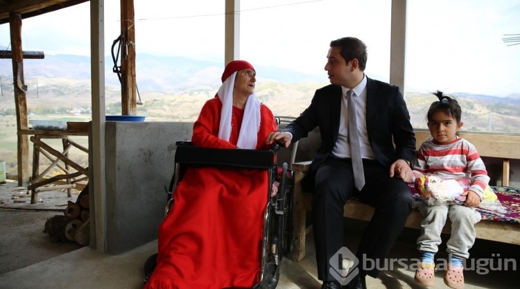 'Kırmızılı Kadın' hasta yatağında da sevdiği renkten vazgeçmiyor