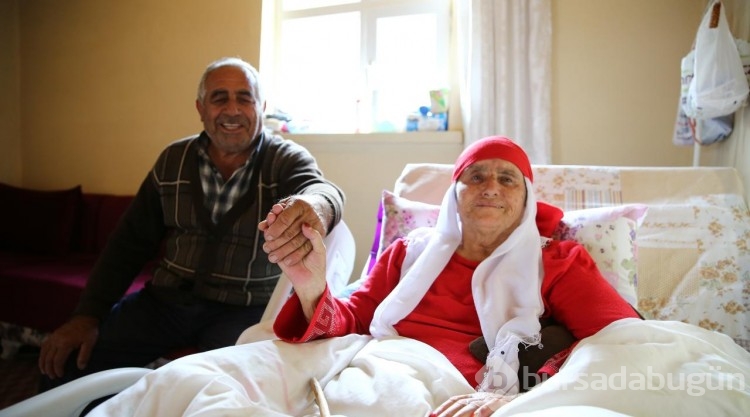'Kırmızılı Kadın' hasta yatağında da sevdiği renkten vazgeçmiyor