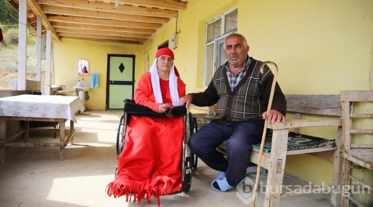 'Kırmızılı Kadın' hasta yatağında da sevdiği renkten vazgeçmiyor