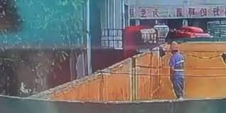 Çin'de işçinin malzeme deposuna idrarını yaptığı anlar sosyal medyayı salladı