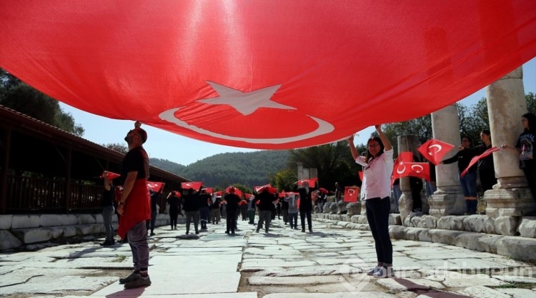 Gladyatörler kentinde "100. Yıl" ve "Türkiye" koreografisi oluşturuldu
