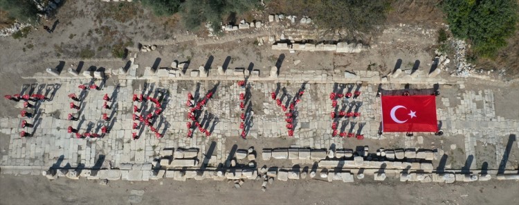 Gladyatörler kentinde "100. Yıl" ve "Türkiye" koreografisi oluşturuldu

