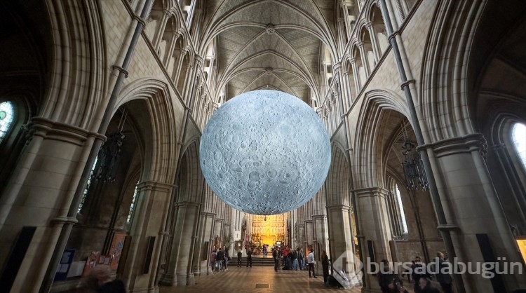 Luke Jerram'ın "Museum of the Moon" isimli sanat eseri Londra'da sergileniyor
