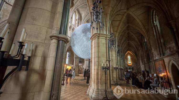 Luke Jerram'ın "Museum of the Moon" isimli sanat eseri Londra'da sergileniyor
