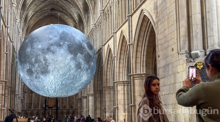 Luke Jerram'ın "Museum of the Moon" isimli sanat eseri Londra'da sergileniyor
