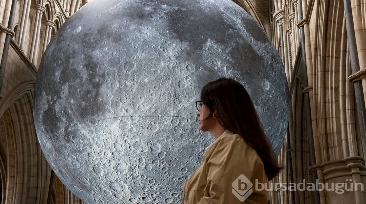 Luke Jerram'ın "Museum of the Moon" isimli sanat eseri Londra'da sergileniyor

