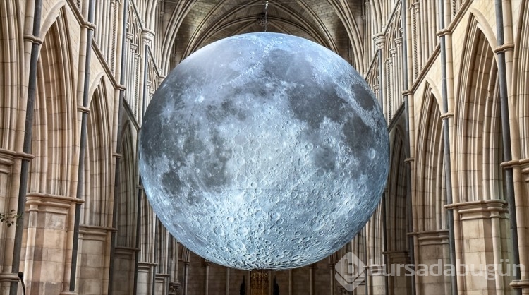Luke Jerram'ın "Museum of the Moon" isimli sanat eseri Londra'da sergileniyor
