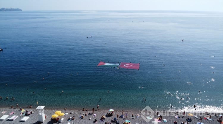 Antalya'da arama kurtarma ekipleri denizde Türk ve Filistin bayrakları açtı
