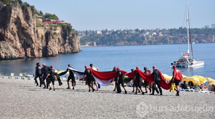 Antalya'da arama kurtarma ekipleri denizde Türk ve Filistin bayrakları açtı
