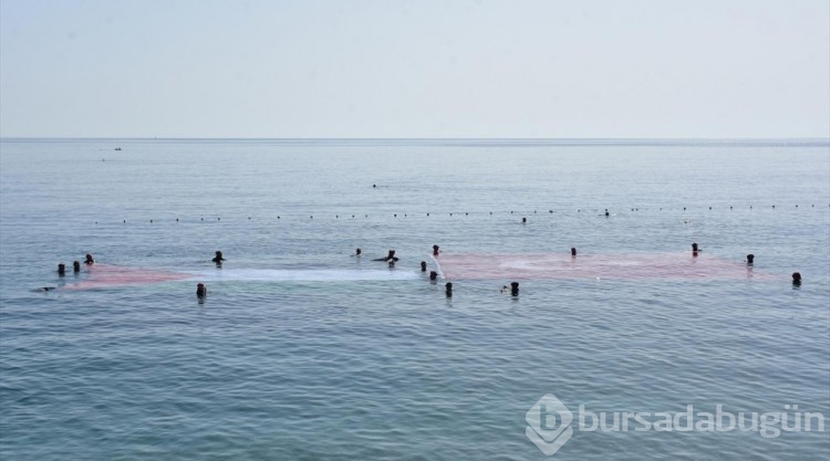 Antalya'da arama kurtarma ekipleri denizde Türk ve Filistin bayrakları açtı
