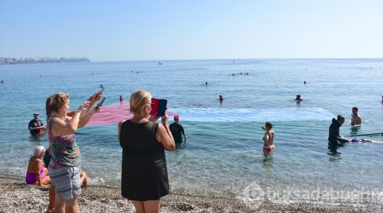 Antalya'da arama kurtarma ekipleri denizde Türk ve Filistin bayrakları açtı
