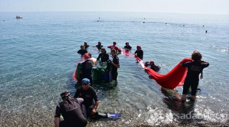 Antalya'da arama kurtarma ekipleri denizde Türk ve Filistin bayrakları açtı
