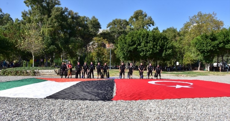 Antalya'da arama kurtarma ekipleri denizde Türk ve Filistin bayrakları açtı
