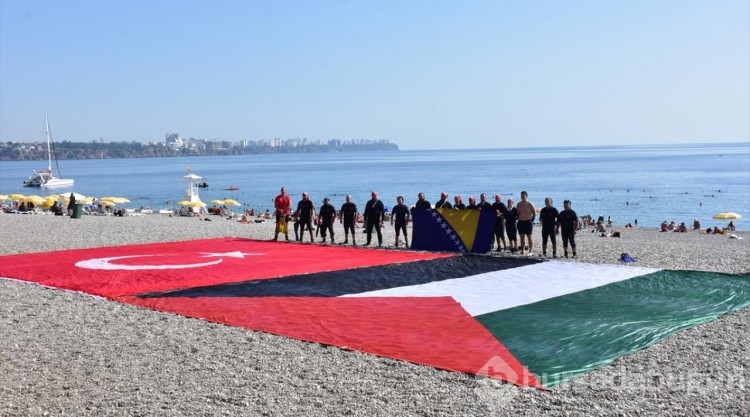 Antalya'da arama kurtarma ekipleri denizde Türk ve Filistin bayrakları açtı
