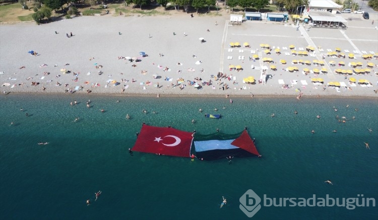 Antalya'da arama kurtarma ekipleri denizde Türk ve Filistin bayrakları açtı
