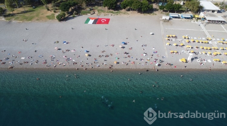 Antalya'da arama kurtarma ekipleri denizde Türk ve Filistin bayrakları açtı
