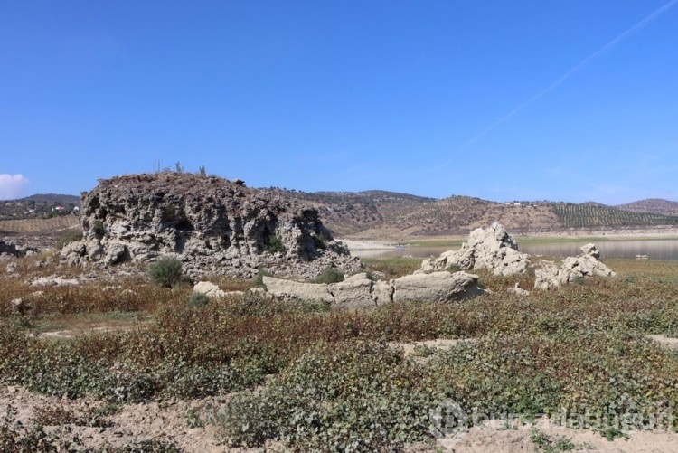 Sular çekildi, lav kalıntıları ortaya çıktı
