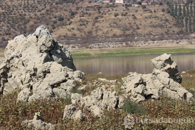 Sular çekildi, lav kalıntıları ortaya çıktı
