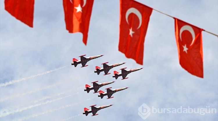 Türk Yıldızları, İzmir'de selamlama uçuşu yaptı
