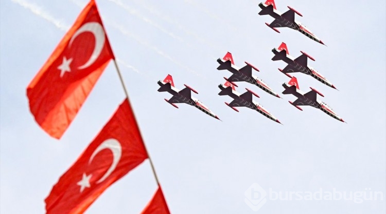 Türk Yıldızları, İzmir'de selamlama uçuşu yaptı
