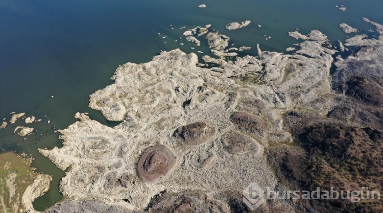 Demirköprü Barajı'nda su çekilince lav kalıntıları ortaya çıktı
