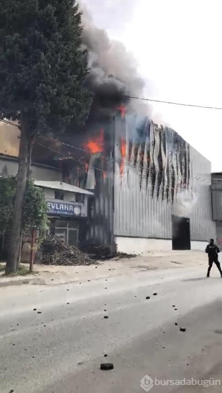 Küçükçekmece'de kimyasal madde deposunda yangın
