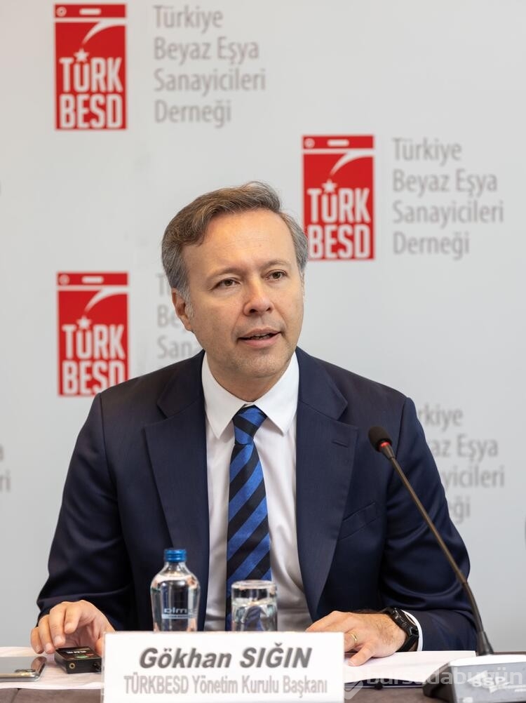 Marmaris'te sincap, yeşillenen alanlarda meşe palamudu gömerken kadraja takıldı
