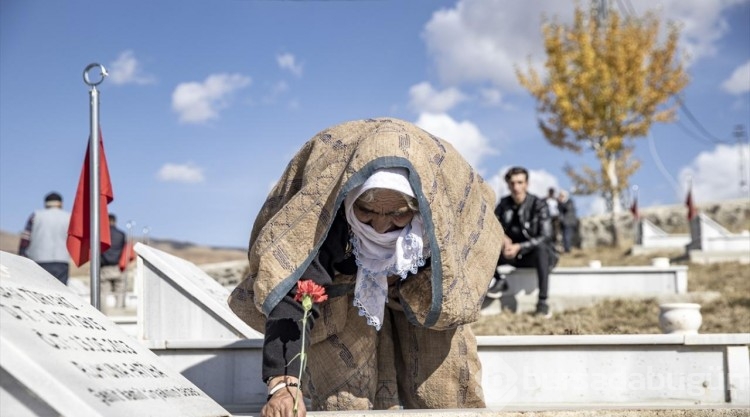 PKK'lı teröristlerin katlettiği 33 Yavi şehidi mezarları başında anıldı
