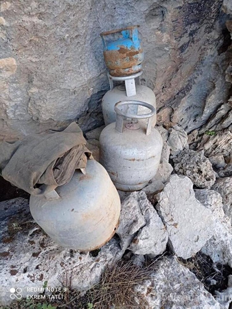 Hakkari'de terör operasyonu! Teröristlere ait malzemeler ele geçirildi
