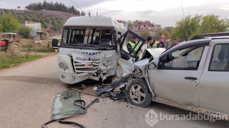 Bursa'da cip yolcu minibüsüne çarptı: 11 yaralı
