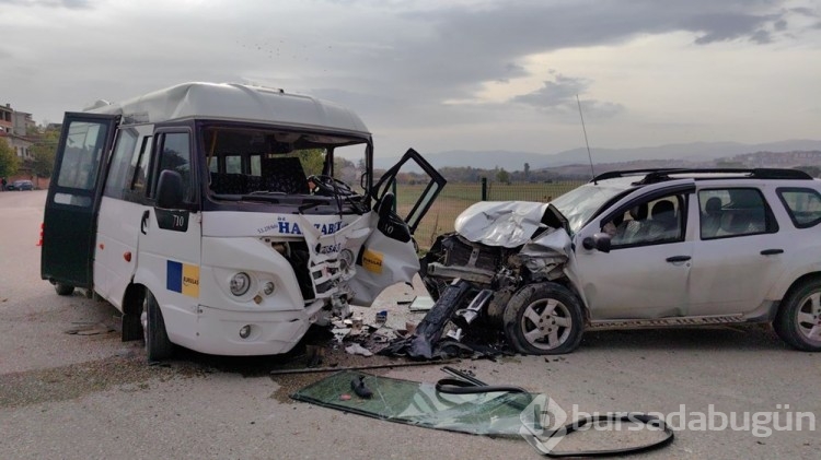 Bursa'da cip yolcu minibüsüne çarptı: 11 yaralı
