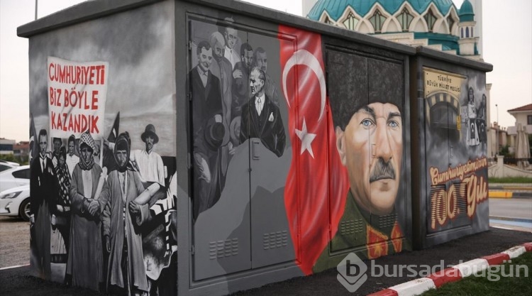 Cumhuriyet'in 100. yıl coşkusunu trafoya yansıttılar
