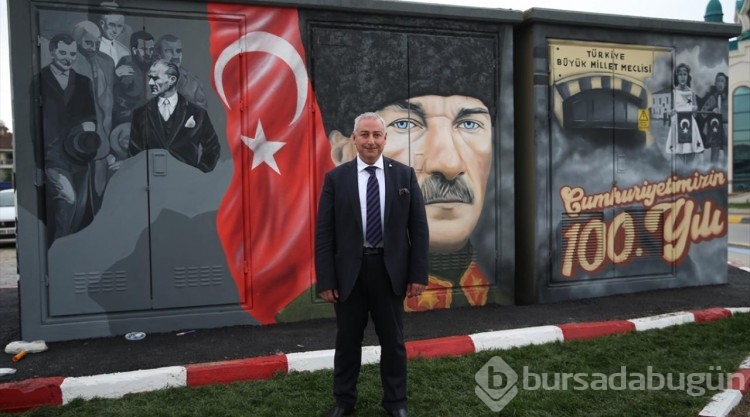 Cumhuriyet'in 100. yıl coşkusunu trafoya yansıttılar
