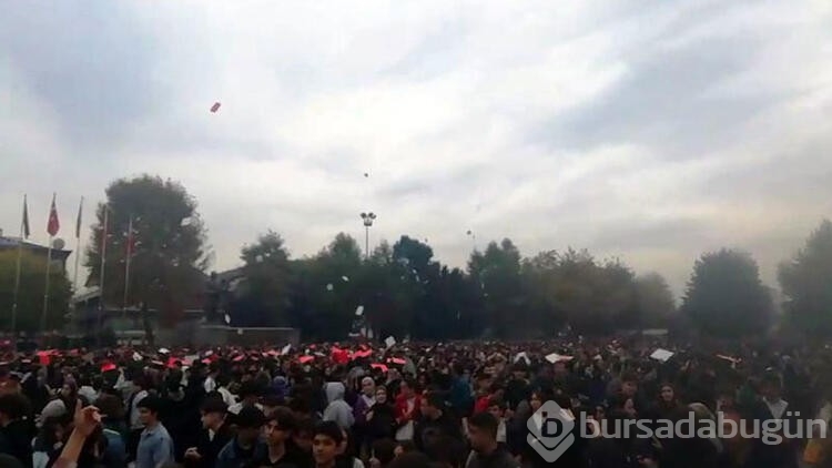 8 bin 100 liselinin katıldığı 'Türk Bayrağı' koreografisi yapılamadı, öğrenciler duruma tepki gösterdi
