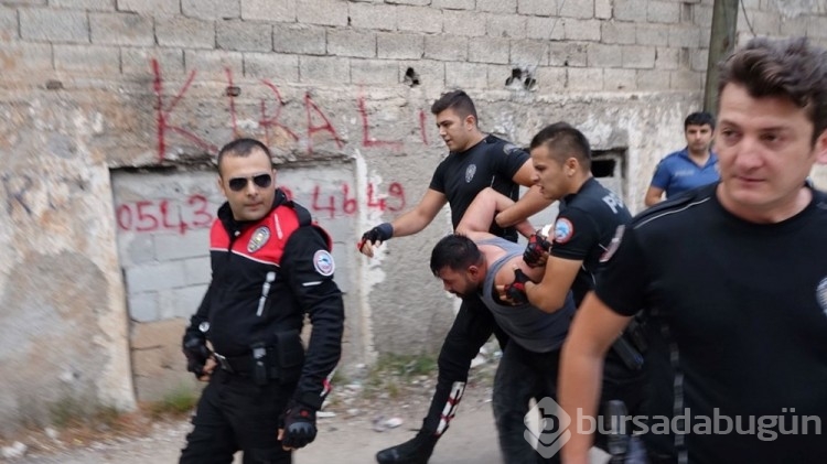 Uyuşturucu hükümlüsü polis çevirmesinde taksicinin boğazına bıçak dayadı

