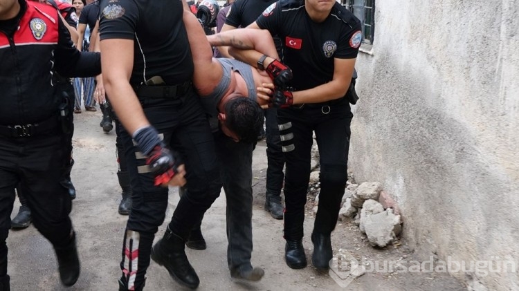 Uyuşturucu hükümlüsü polis çevirmesinde taksicinin boğazına bıçak dayadı
