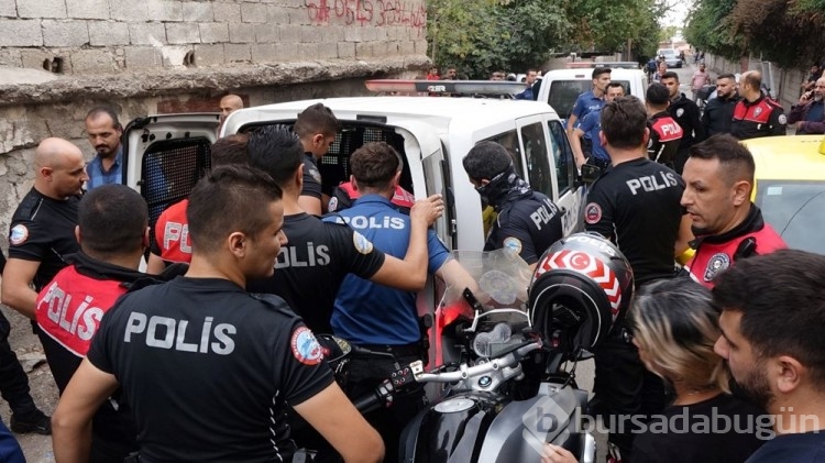 Uyuşturucu hükümlüsü polis çevirmesinde taksicinin boğazına bıçak dayadı
