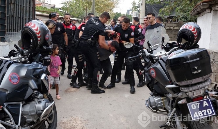 Uyuşturucu hükümlüsü polis çevirmesinde taksicinin boğazına bıçak dayadı
