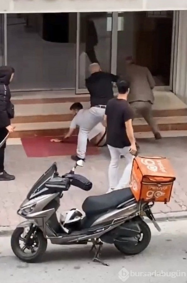 Esenyurt'ta emlakçıya satırlı saldırı
