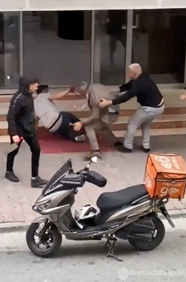 Esenyurt'ta emlakçıya satırlı saldırı
