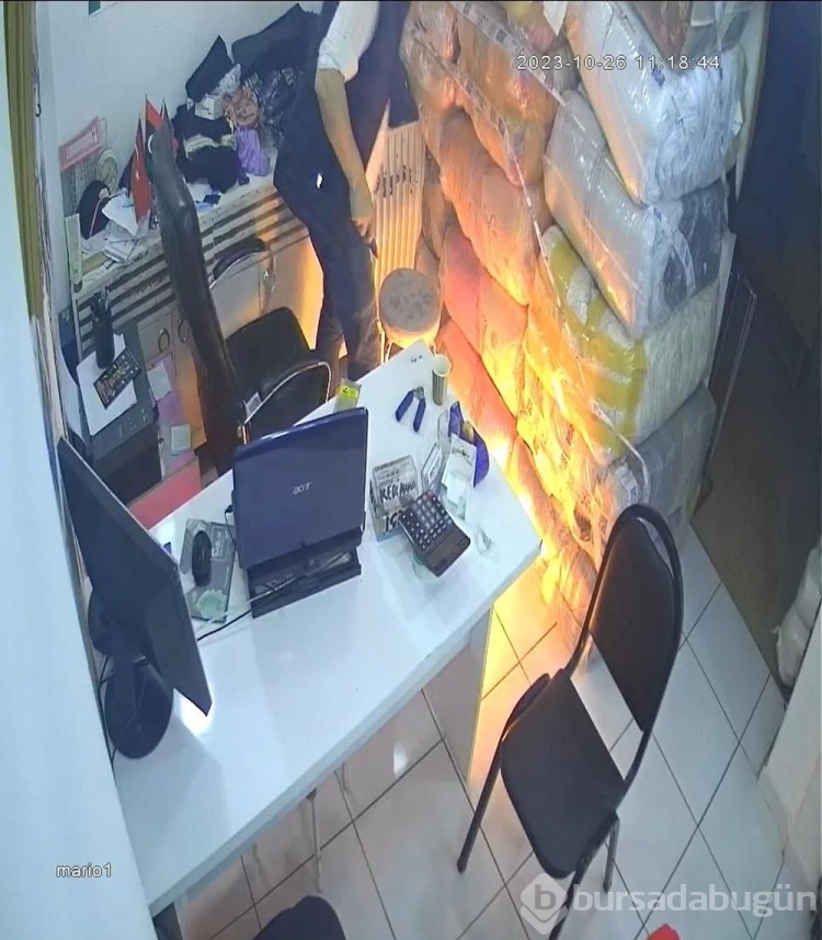 Bıçakla açmak istediği cep telefonun bataryası, bomba gibi patladı
